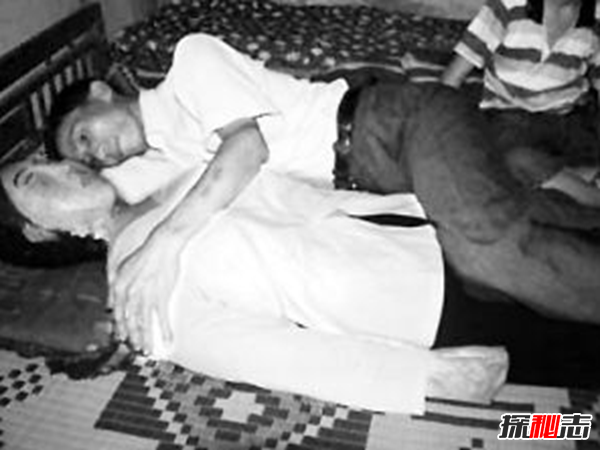 越南男子与亡妻同枕共眠5年,每晚抱着模型睡觉(人鬼情未了)