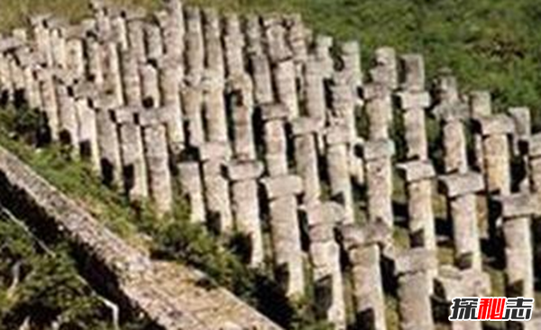 法国羽蛇城巨石阵之谜,石柱群是罗马时代的遗物(巨石达4000块)